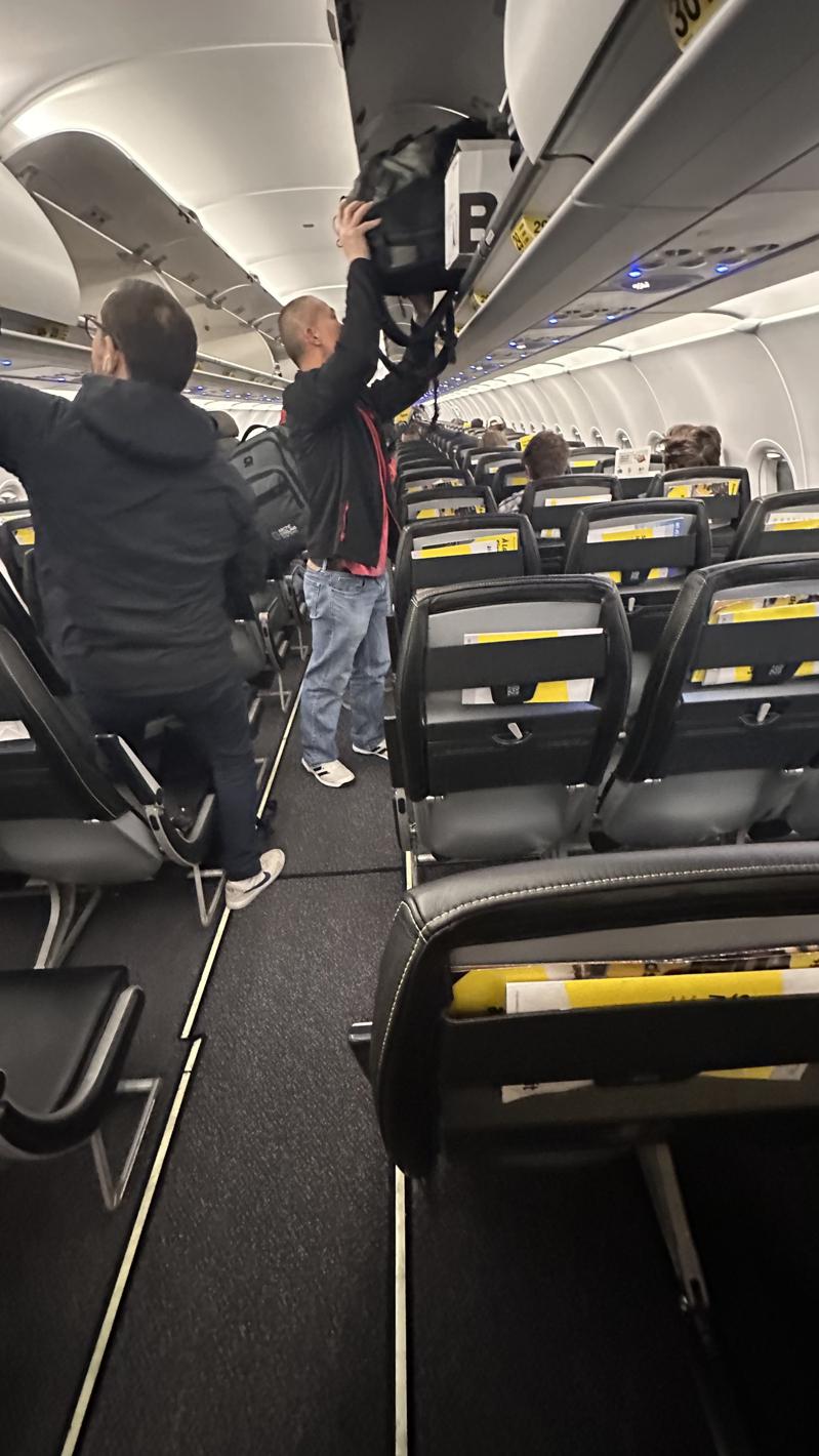 華人乘客表示，精神航空座椅間隔小，且無法調節角度。（受訪者提供）