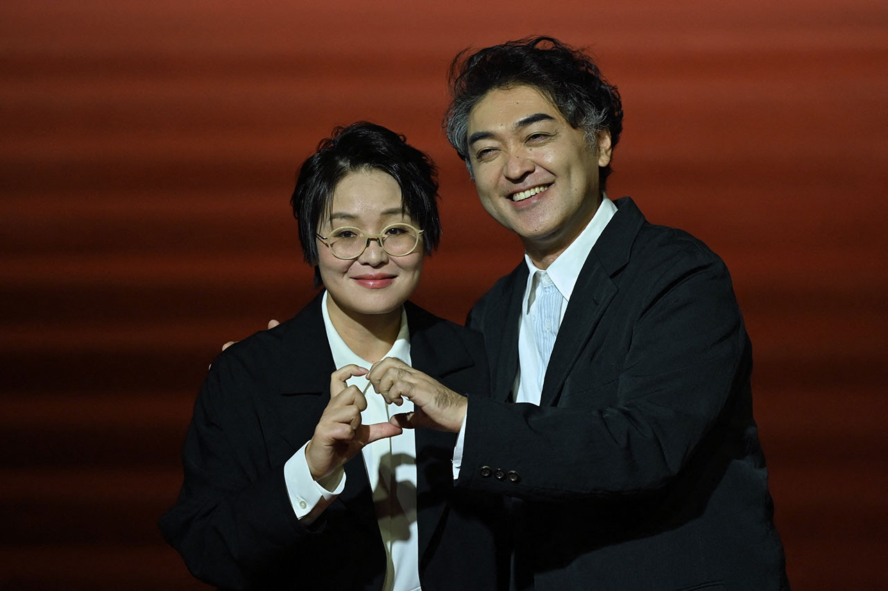 中國女導演黃驥（右）和日本夫婿大冢龍治（左）聯合執導，日本出品的《石門》，11月25日勇奪台灣金馬獎第60屆最佳劇情片。（法新社）