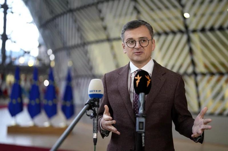 乌克兰外交部长库列巴今天警告欧盟各国领导人，如果他们没有在本周峰会就启动乌克兰入盟谈判达成共识，将招致“毁灭性后果”。(美联社)