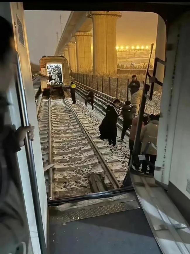 北京地鐵斷掉後，打工人情緒穩定