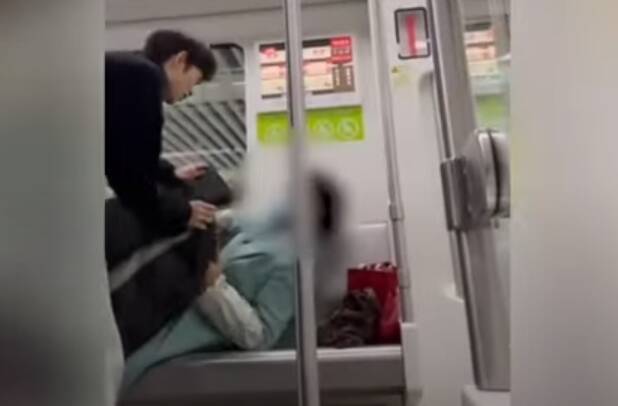 地铁大妈横躺，小伙一招让她坐起，网友纷纷赞