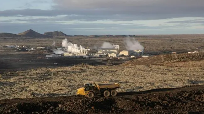 4公里裂縫突然打開！冰島火山爆發大不同