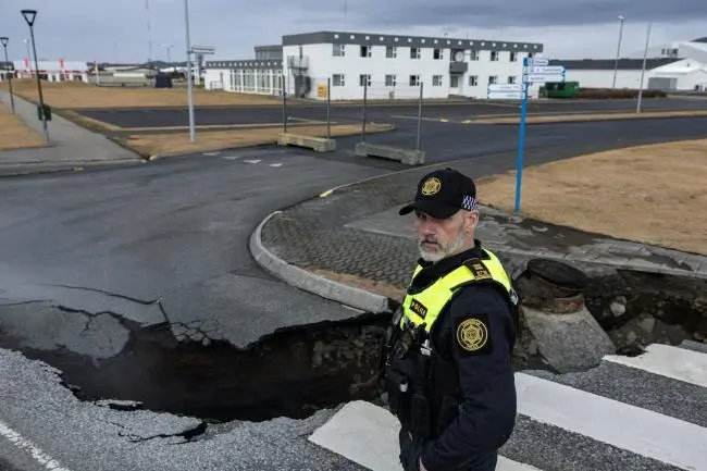 4公里裂缝突然打开！冰岛火山爆发大不同