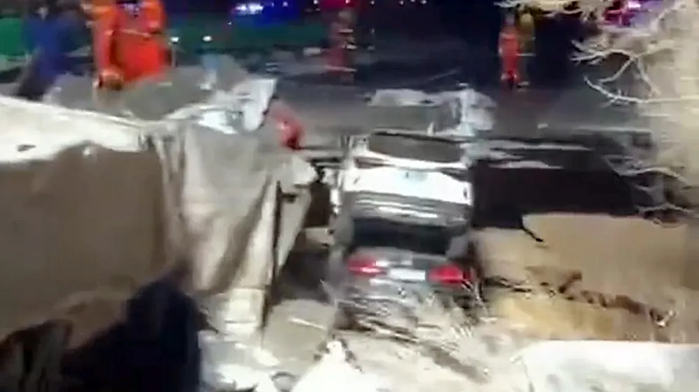 中国“高速大桥断裂” 4车坠入酿3死4伤