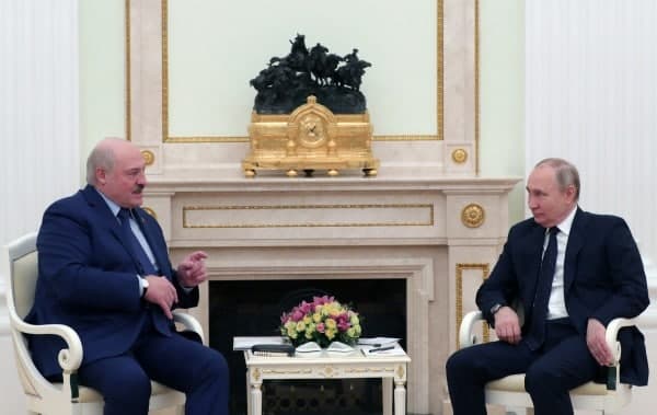 白俄羅斯總統盧卡申科（左）是俄羅斯總統普丁（右）的親密盟友。   圖：翻攝自俄羅斯總統推特