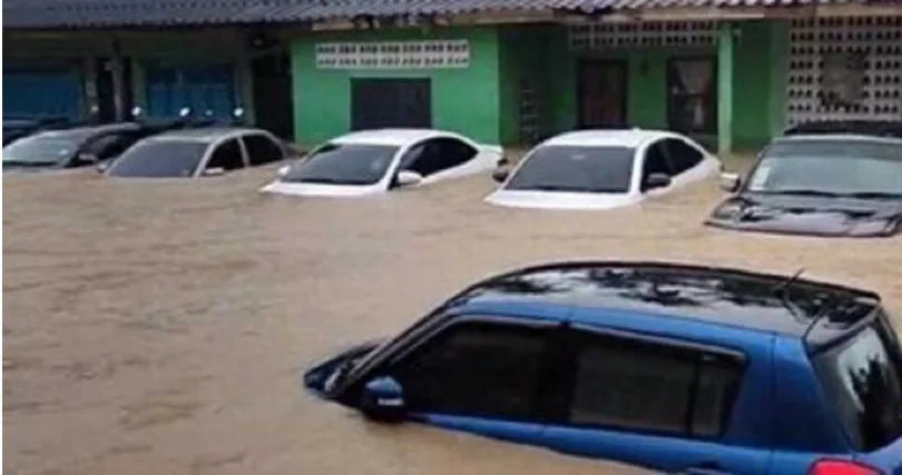 泰国南部遭洪水肆虐，多部车辆全浸泡在泥水中。（图／撷取自X）