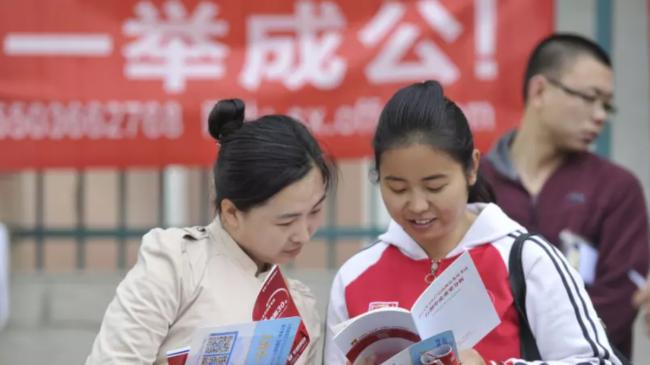 中国开始过紧日子，公务员减薪潮蔓延