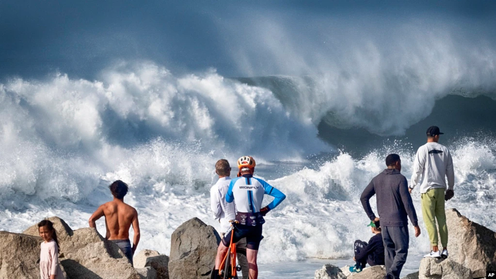 太平洋巨浪冲击美国西海岸和夏威夷