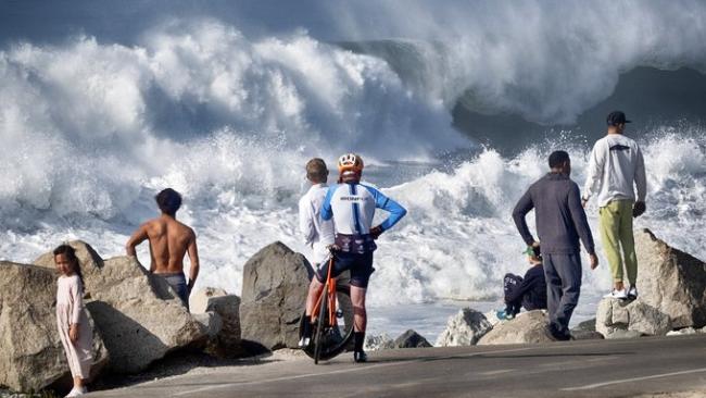 可怕视频！加州惊现12米高巨浪，海啸般卷走20人