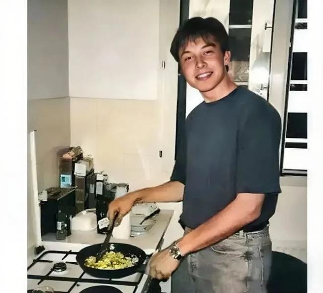 老照片：1990年，馬斯克正在炒菜