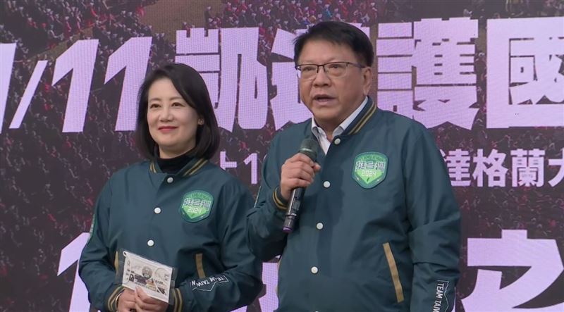 民进党总统候选人赖清德竞选总干事潘孟安（右）