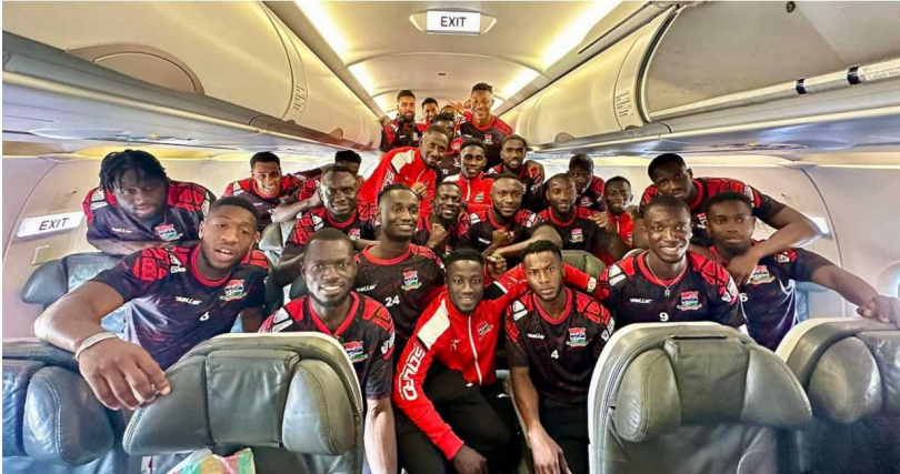 冈比亚国家足球队准备飞往科特迪瓦参加非洲国家杯，怎料机舱突失压，球员纷纷缺氧昏迷，所幸人员均安。（图／CTWANT提供）