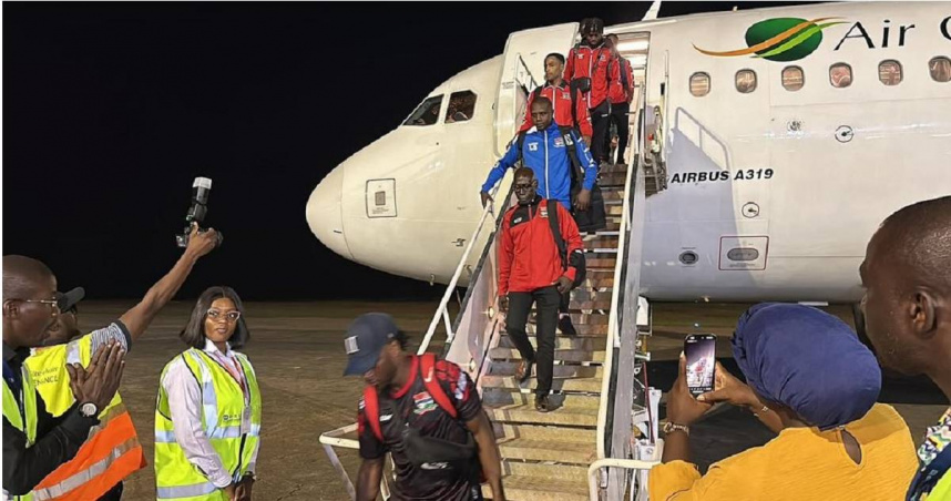 冈比亚国家足球队准备飞往科特迪瓦参加非洲国家杯，怎料机舱突失压，球员纷纷缺氧昏迷，所幸人员均安。（图／CTWANT提供）
