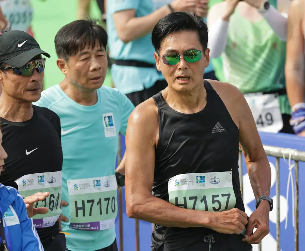 68岁周润发轻松跑完21公里，对成绩非常不满意