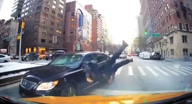 纽约逆行女撞飞警察：他x的！让他不敢再当警察