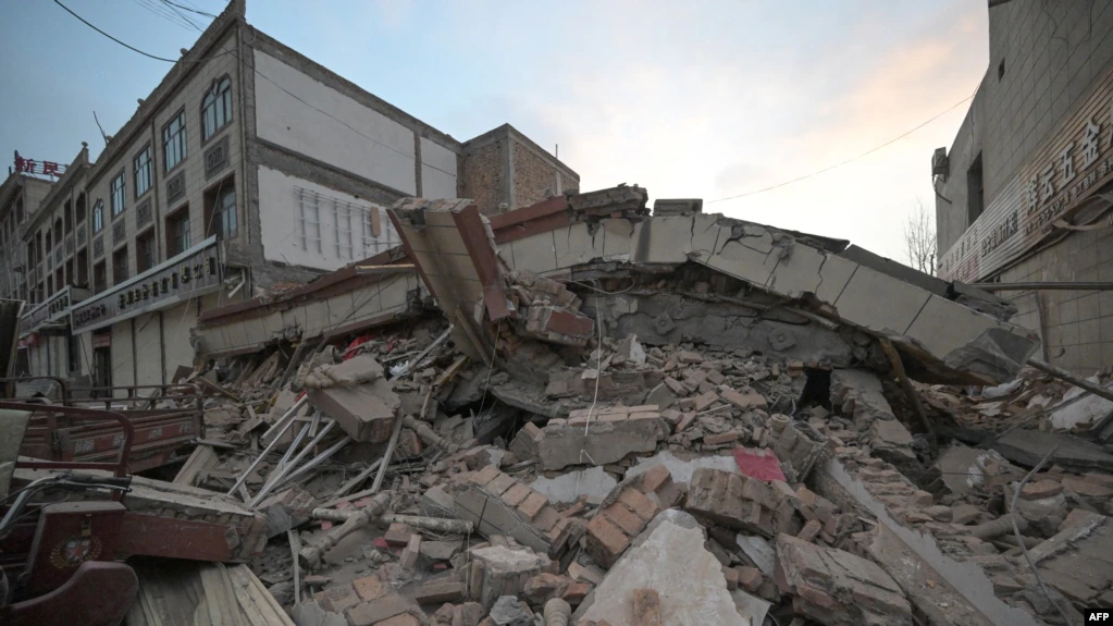 圖為2023年12月19日，中國西北部甘肅省積石山縣大河家鎮地震後倒塌的建築物。（法新社）
