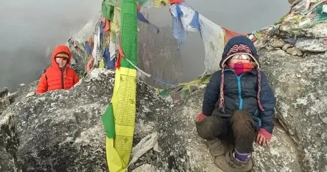 4岁女孩登上珠峰大本营成最年轻的攀登者