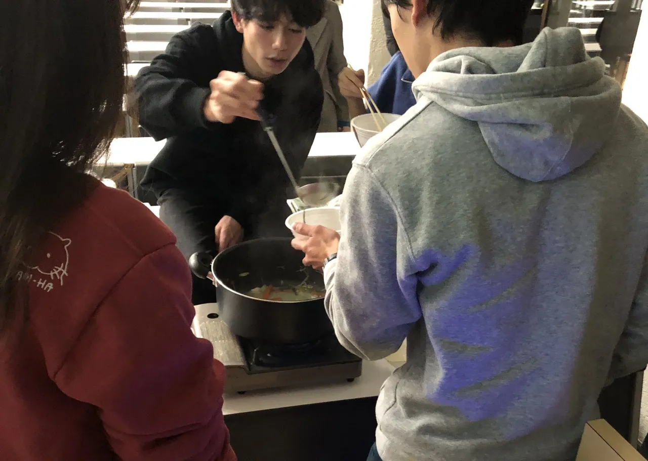 厉害了：超狂日本大学生上课吃火锅…教授这样回应