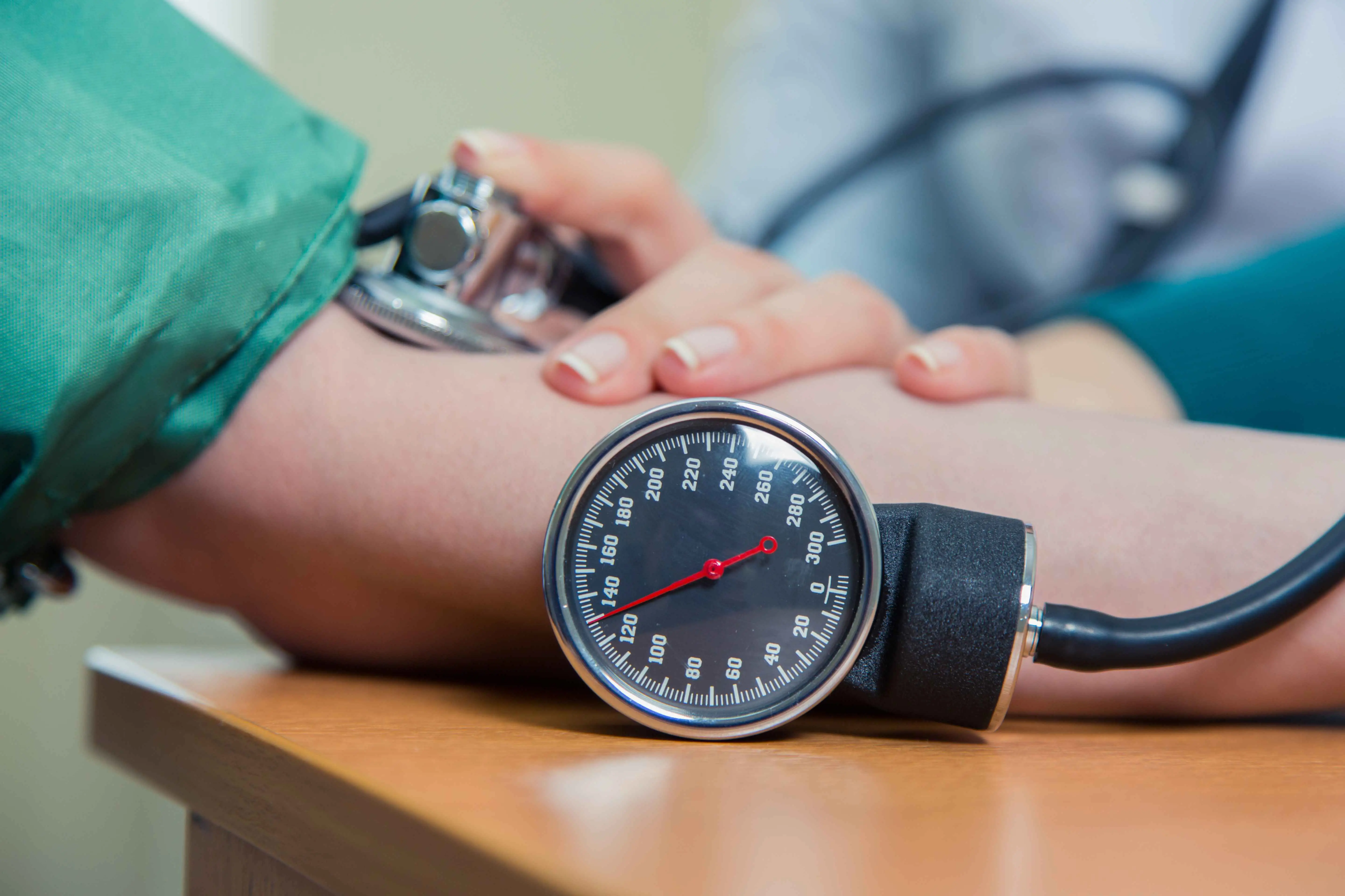 测量血压时该用左臂还是右臂？医生：想要结果准确，需做好4件事