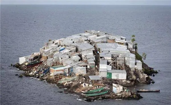 地球上最拥挤的小岛，只有一个操场大小，竟然住了1000多个人