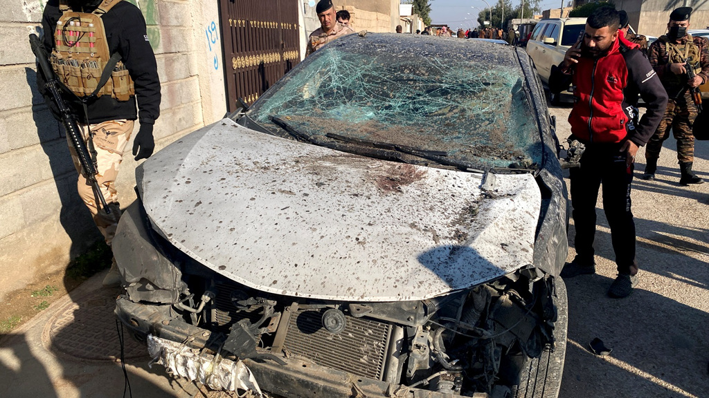 图为伊拉克西部卡恩（Al-Qaim）一辆轿车在美军空袭中受损。（图／路透社）