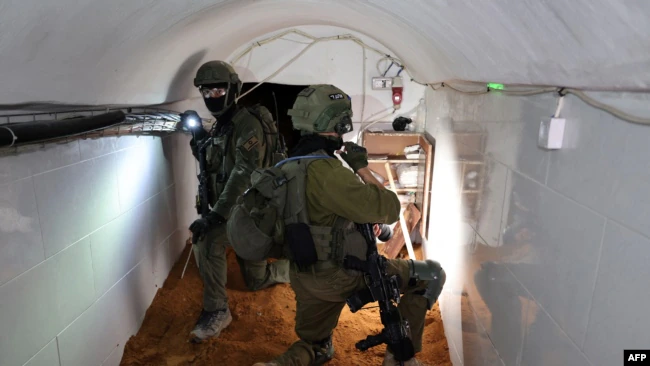 以色列軍方帶領媒體參觀在加沙UNRWA總部下面發現的哈馬斯地道。（2024年2月8日）