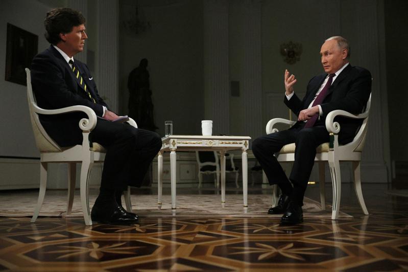 俄羅斯總統普京同意在莫斯科接受前福斯新聞主播卡爾森的採訪，普京在採訪中用手拉住顫...