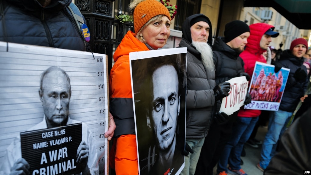 人們在俄羅斯駐紐約領事館前舉行集會，悼念俄羅斯反對派領袖阿列克謝·納瓦爾尼。俄羅斯聯邦監獄管理局稱，納瓦爾尼於2月16日在北極監獄服刑期間死亡。（2024年2月16日）