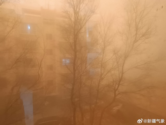 超强沙尘暴袭新疆！天地染红车窗吹走，困数万人