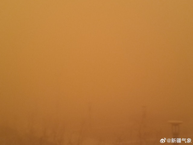 超强沙尘暴袭新疆！天地染红车窗吹走，困数万人