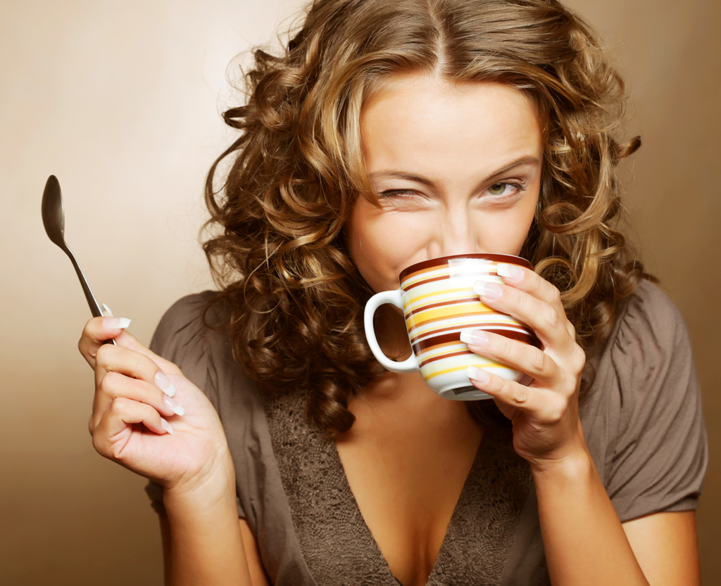 有些人即使早上喝了咖啡或茶，到了下午会觉得精神不济，需要“再来一杯”提神醒脑。（示意图：shutterstock／达志）