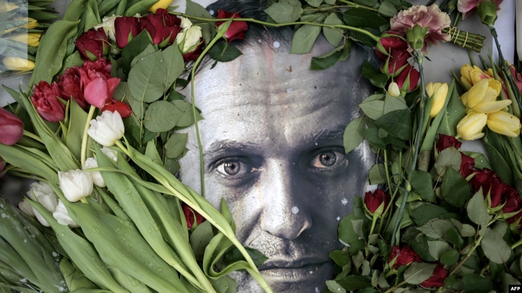 德国民众在一座前俄罗斯领事馆前在纳瓦尔尼肖像周围敬献鲜花。（法新社2024年2月19日）