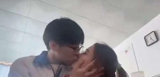 又一起，河北女老师和男学生教室内接吻