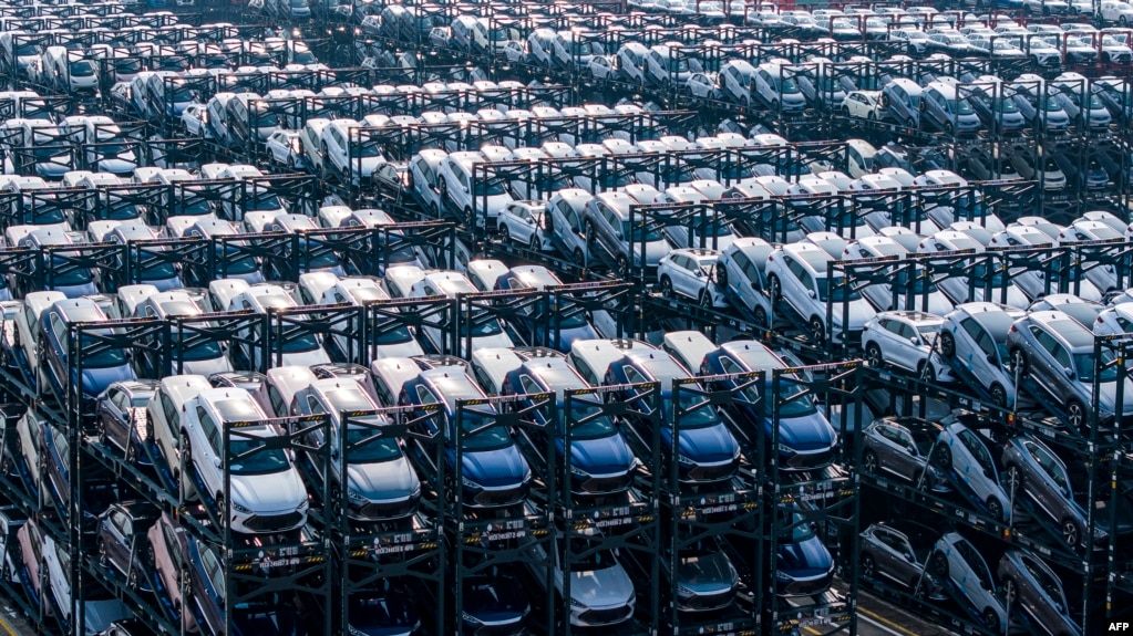 资料照：2024年2月8日，在中国东部江苏省苏州市太仓港的国际集装箱码头，堆放着等待装船的比亚迪电动车。