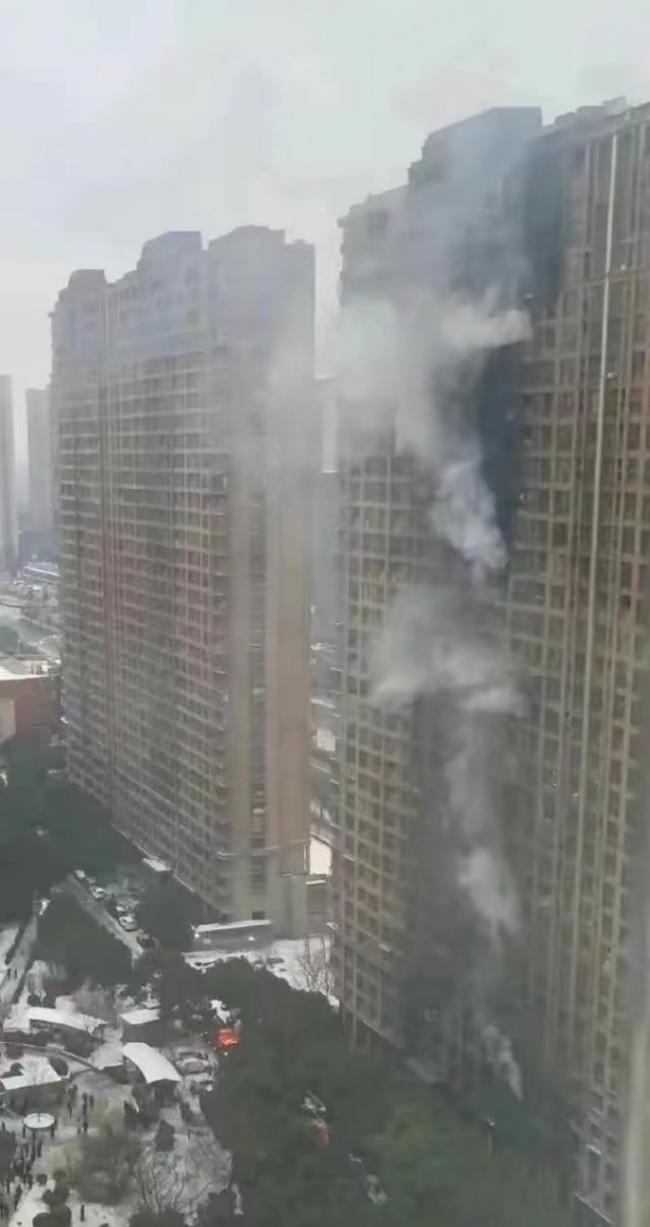 南京火灾15条人命，高层住户被架着烤