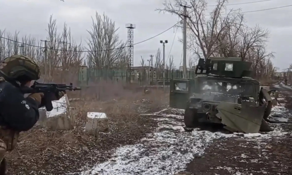 俄军士兵射击被地雷摧毁的悍马车，发现它异常坚固。(图/X)