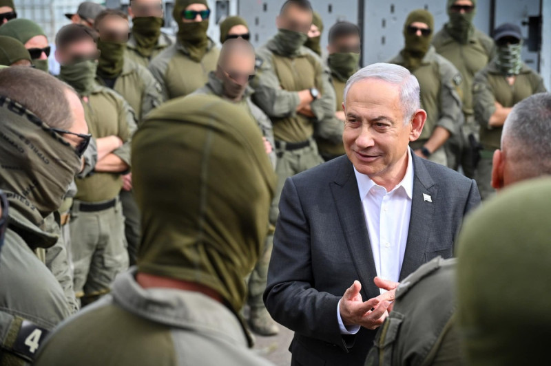 以色列總理納坦雅胡（著西裝者）頻頻探視前線戰士，加油打氣，希望在打擊哈瑪斯戰事上，一舉得勝。   圖：翻攝自納坦雅胡臉書