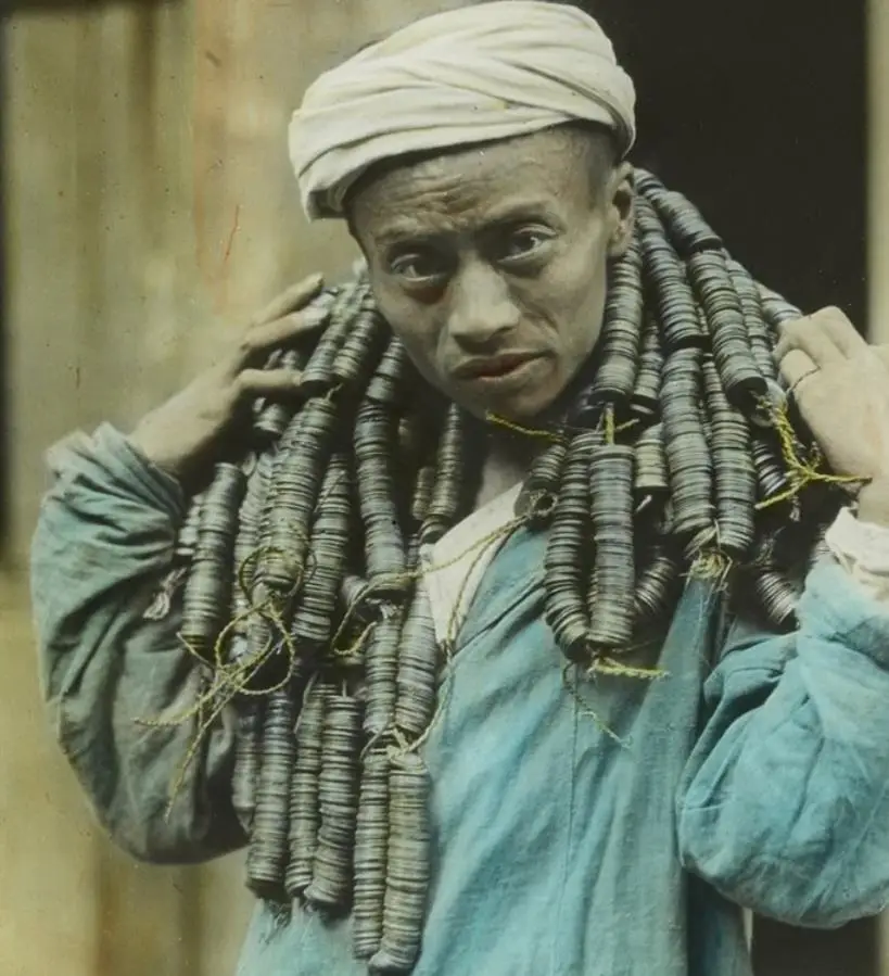 1917年四川彩照：男子扛大堆銅錢出門，原配夫人美麗清秀