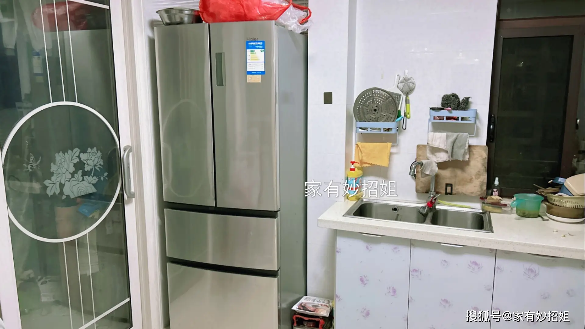 老電工提醒：冰箱頂不能放這3種東西，不僅費電還會影響冰箱壽命