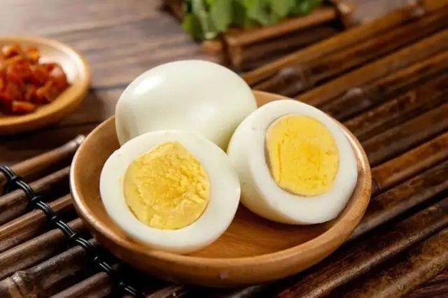常吃水煮蛋，是養肝還是傷肝？醫生建議：吃雞蛋要記住4點
