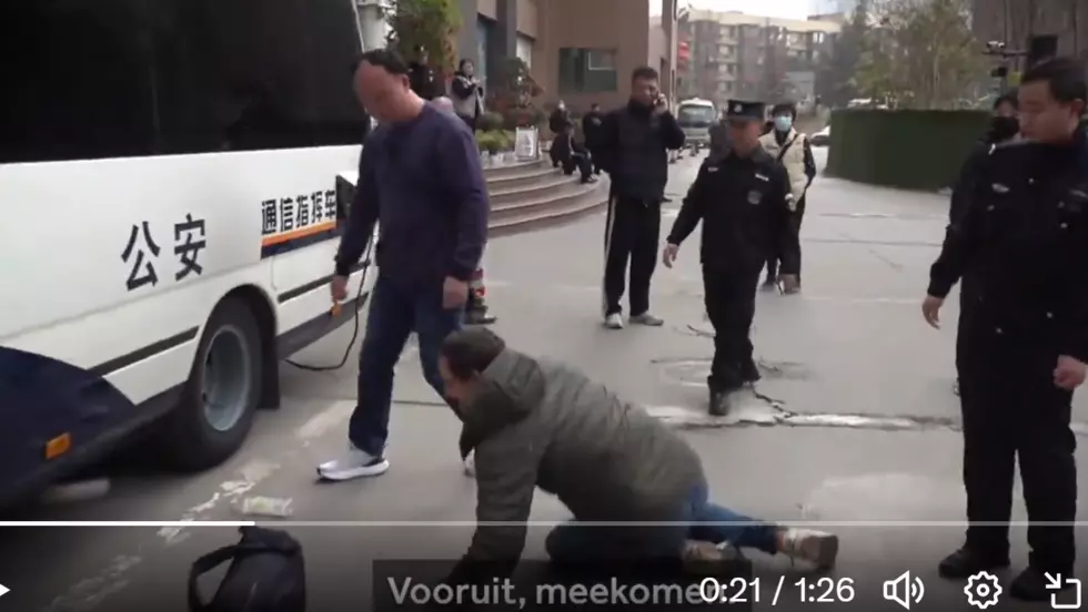荷蘭記者成都採訪遭警方暴力，被推倒、遭搶劫