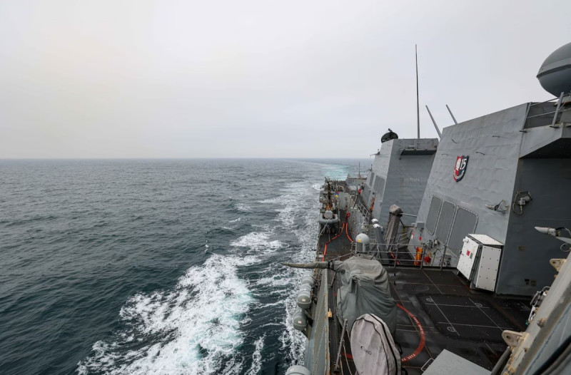 美國海軍第7艦隊5日發布新聞稿，指勃克級驅逐艦「約翰·芬恩號(DDG-113)」例行穿越台灣海峽。   圖：翻攝c7f.navy.mil