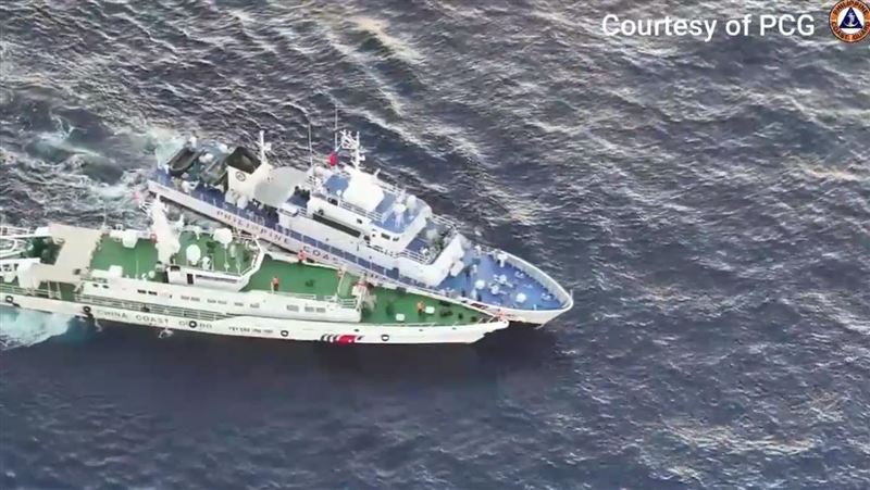 中、菲在南海爭議海域發生衝突，中國海警逼近並擦撞菲律賓船隻。（圖／翻攝自X&nbsp;@jaytaryela）