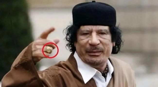 卡扎菲臨死前慘狀：被拖行40多米，手抹眼淚求饒，士兵拿手機拍照