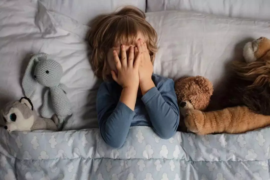 孩子睡觉前，千万别再做这5件事，影响睡眠和身高