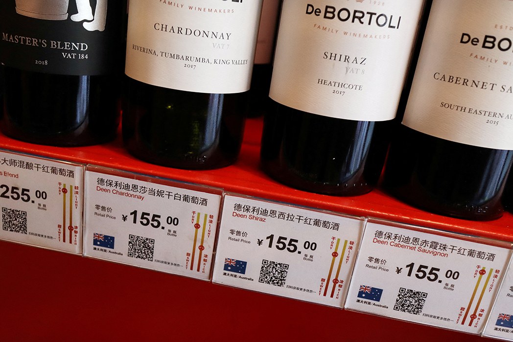 图为北京市进口酒贩售店中出售的澳洲葡萄酒。据报道，中国商务部已发布"临时决定草案"，取消针对澳大利亚红酒加征的关税。（路透社图片）