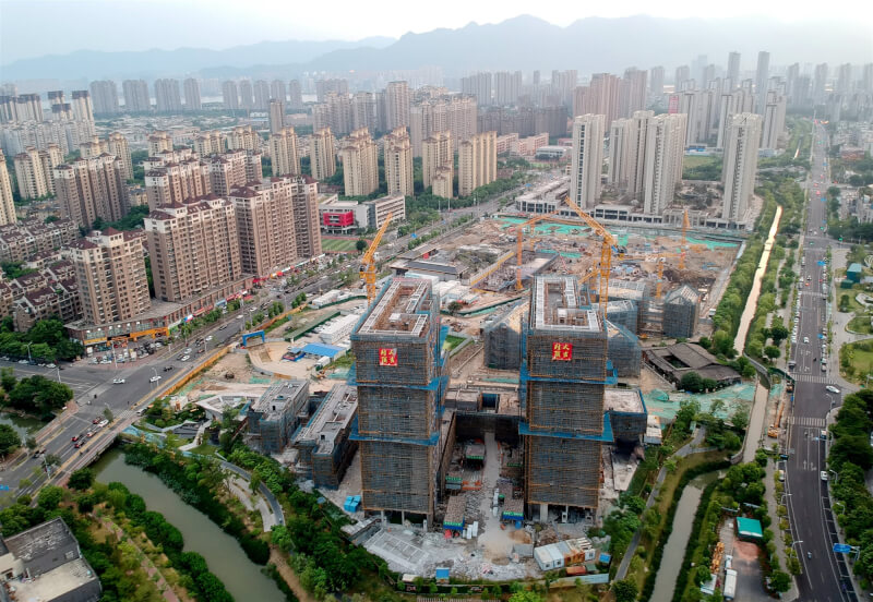 图为福建省福州市一处正在兴建的建案。（中新社）