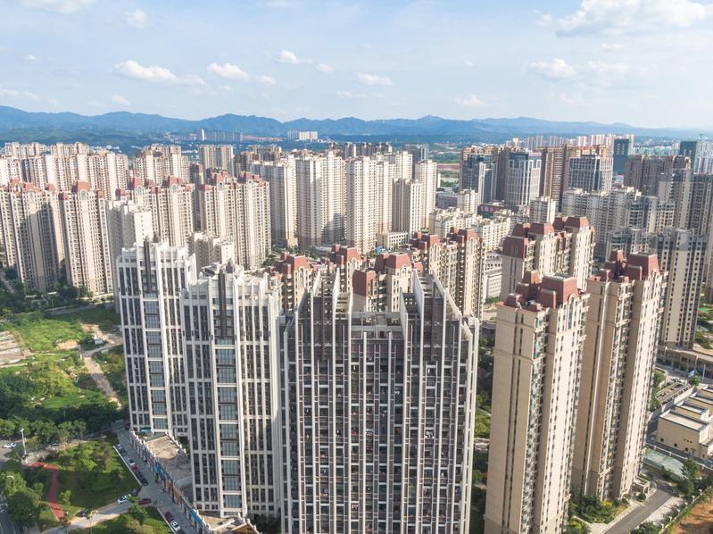 中國今年前2個月新建住宅平均成交價格，較2023年4月的高峰下跌了22.6%。圖為江西贛州一處住宅小區。（中通社）
