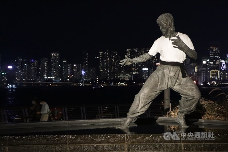 圖為香港星光大道李小龍銅像。（中央社檔案照片）