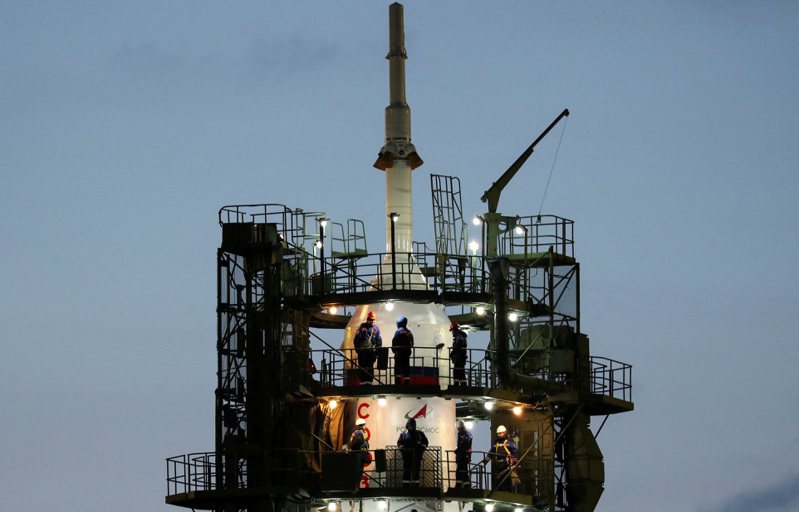 原定21日前往國際太空站的俄羅斯聯盟號（Soyuz）載人太空船，由於最後階段出現異常，在預定升空前約20秒才緊急中止發射。路透